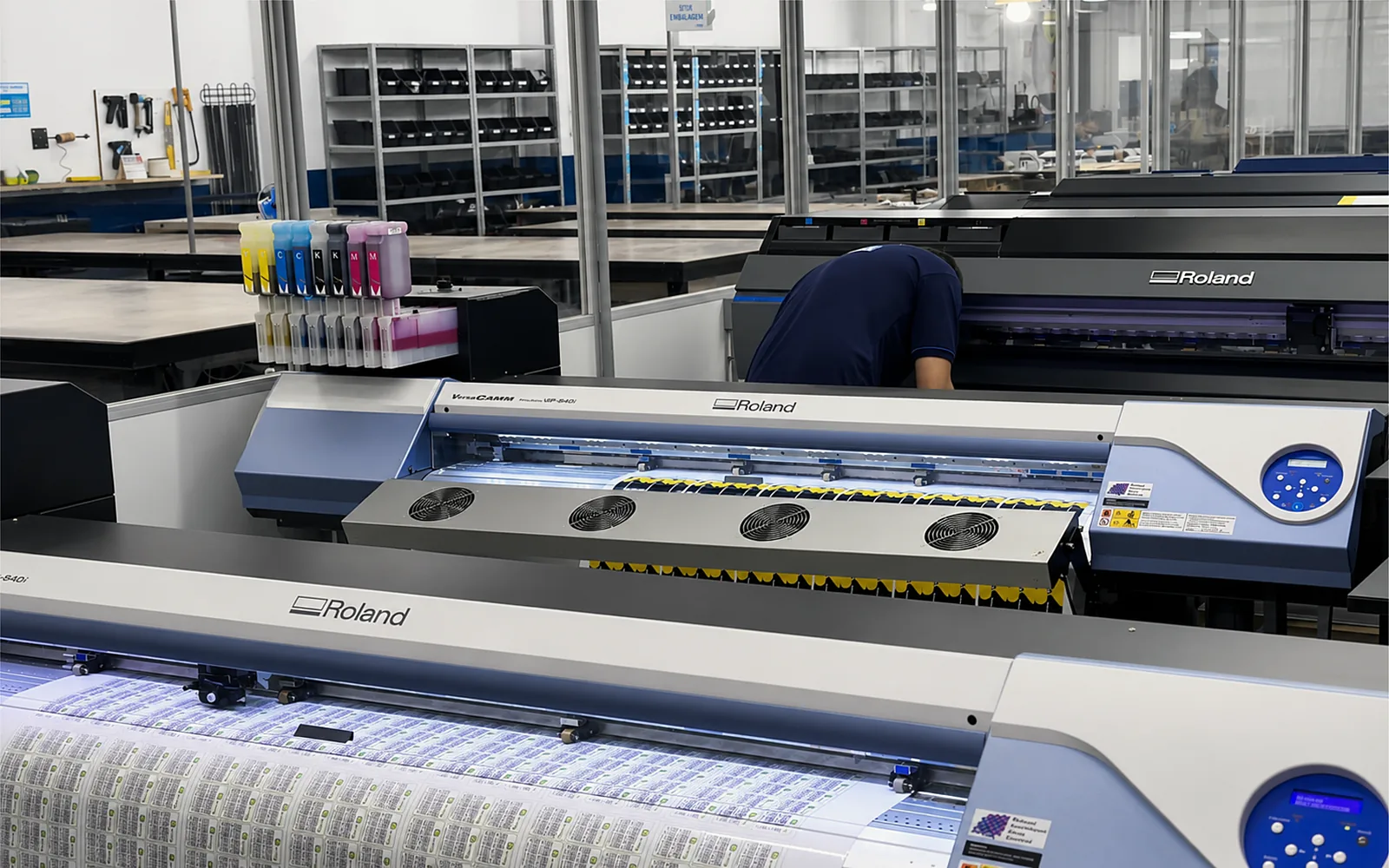 Impressão Solvente — Grande Formato — linha de produção Adesiva